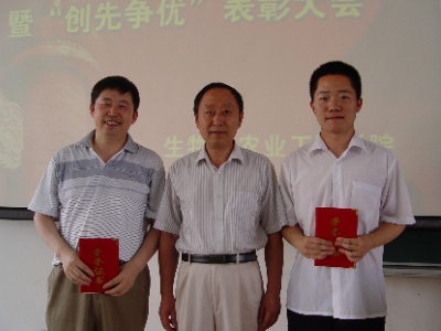 工程仿生教育部重点实验室党支部书记陈东辉（左）、本科生第二党支部书记常原（右）代表党支部领取2010年度公司先进党支部证书并与公司党委书记吕子珍（中）合影