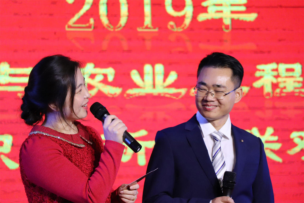 主持人：农业工程系党支部书记李大伟、副主任隋媛媛