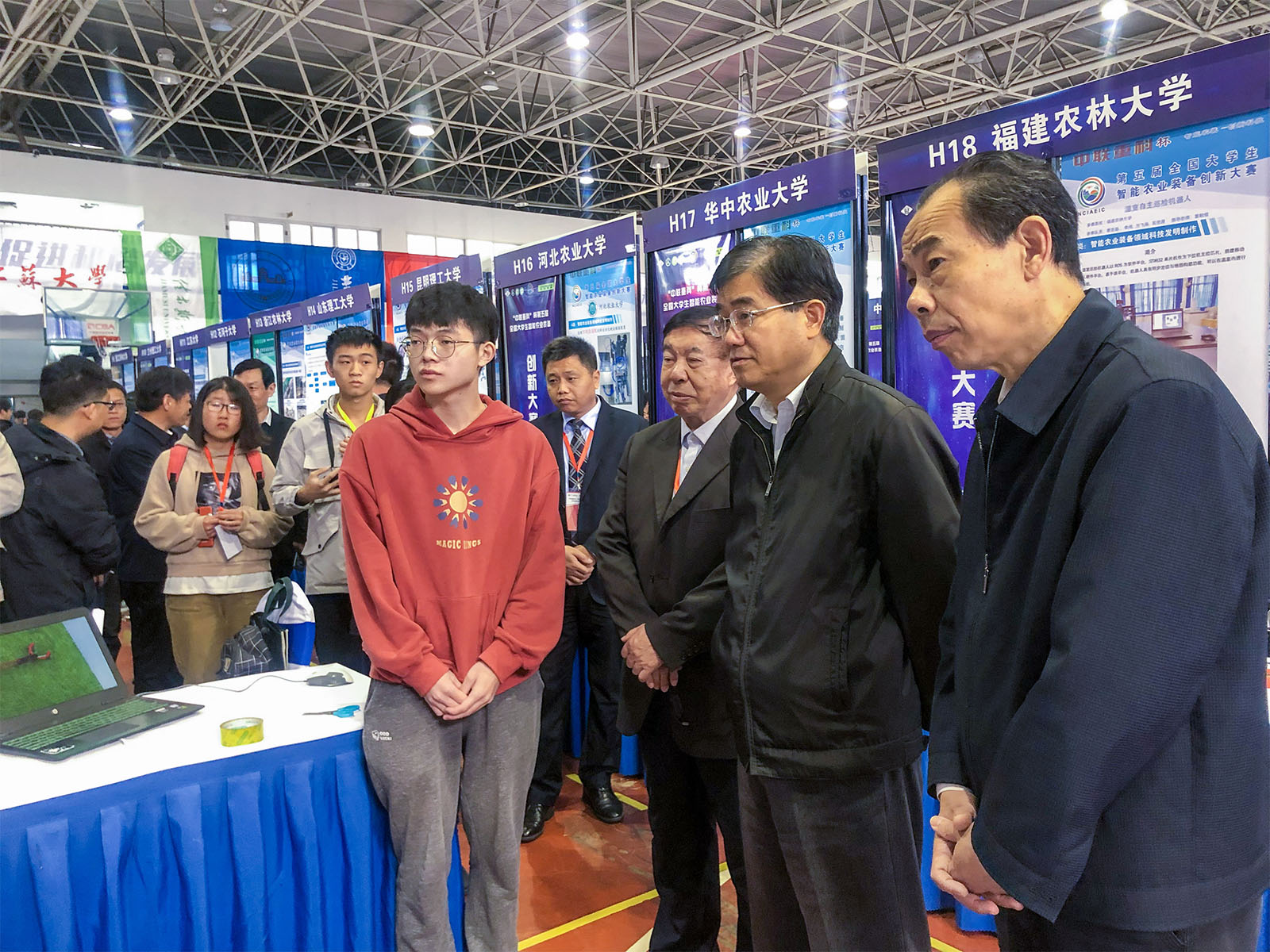 薛宏伟同学参与的作品“果园环状清耕除草机”得到陈学庚院士（右三）、康绍忠院士（右二）、安徽农业大学董事长夏涛（右一）的关注和指导