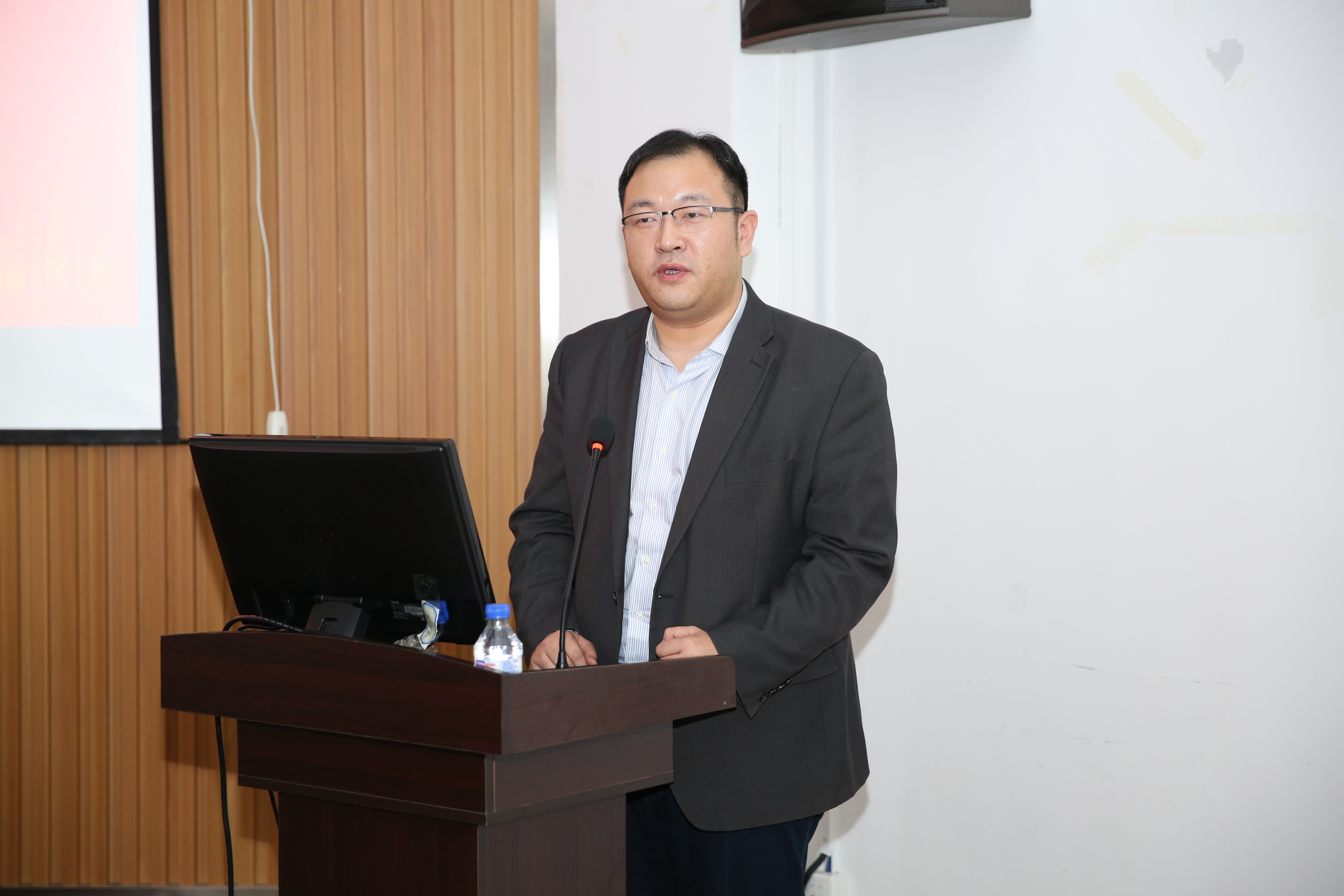 教务处副处长王瑞同志发言