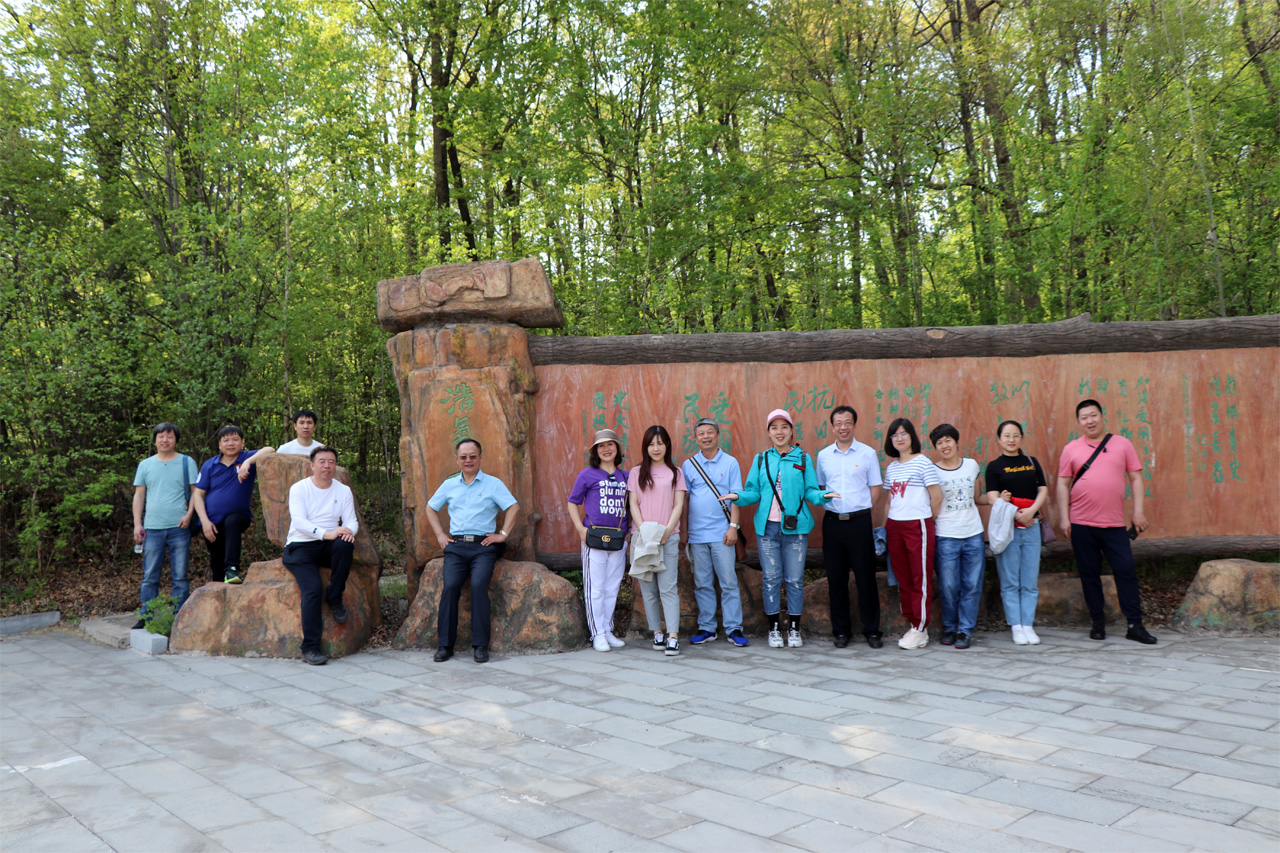 在附近国家领导人题词处合影 06