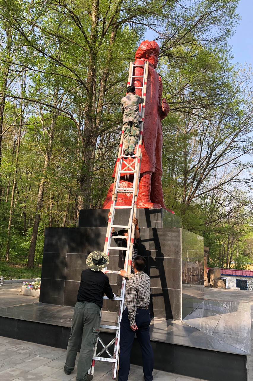 塑像原创者陈华永亲自为塑像刷漆 07